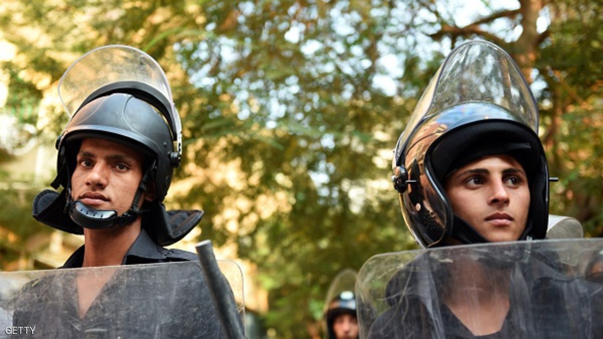 مجهولون يضرمون النار بسيارة تابعة للشرطة المصرية في القاهرة