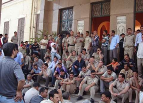اعتصام افراد الشرطة المصرية في مديرية أمن الشرقية