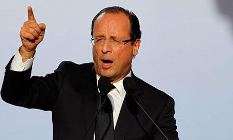 الرئيس الفرنسي فرانسوا هولاند يمنح 3 شبان وسام جوقة الشرف