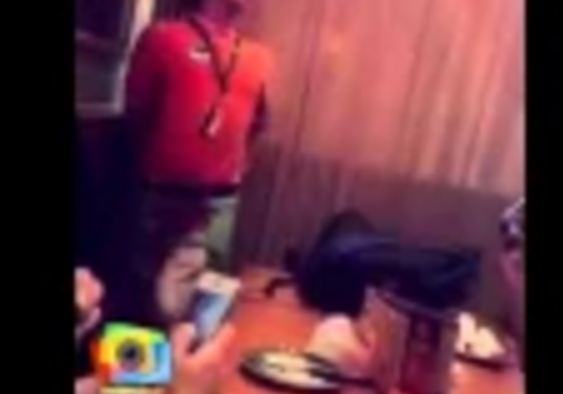 فيديو عامل اسيوي يتمايع مع الفتيات داخل احد مطاعم جازان