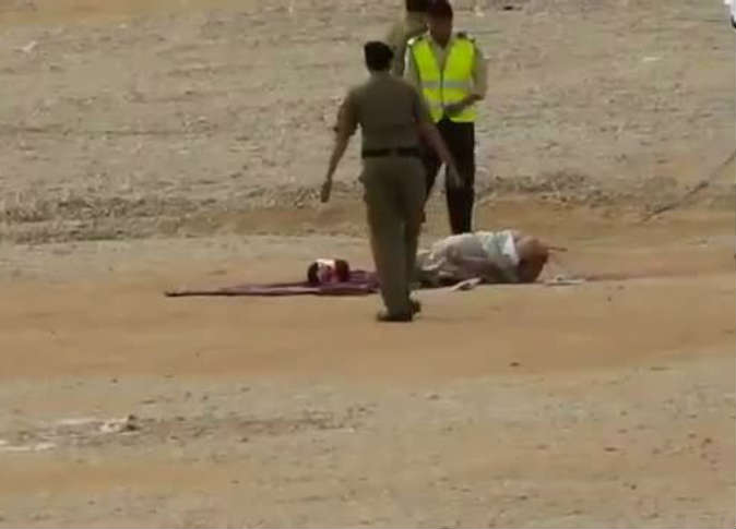 لحظة اعدام مهرب مخدرات اردني في السعودية