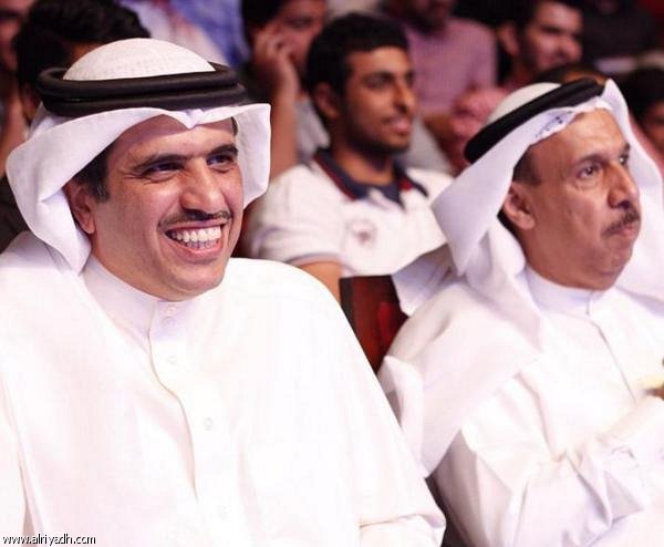 اقالة وزير الاعلام البحريني على خلفية حركة مسيئة بأصبعه الوسط