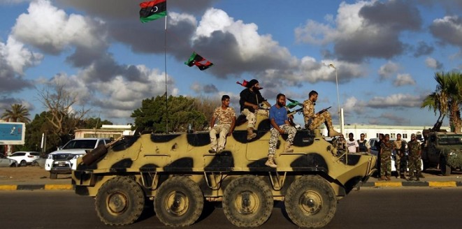 الجيش الليبي يلجأ الى اسلحة عناصره الذاتية لتسليح انفسهم