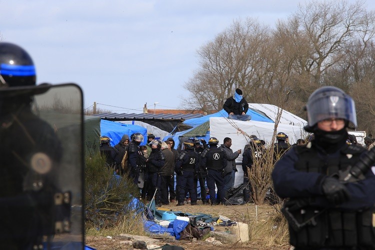 الشرطة الفرنسية تبدأ بهدم مخيم كاليه للاجئين
