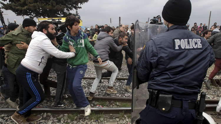 الشرطة المقدونية تتصدى لمئات اللاجئين بالقرب من الحدود اليونانية