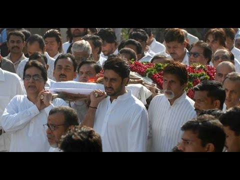 حقيقة وفاة اميتاب باتشان خلال عروض إحدى الافلام الهندية